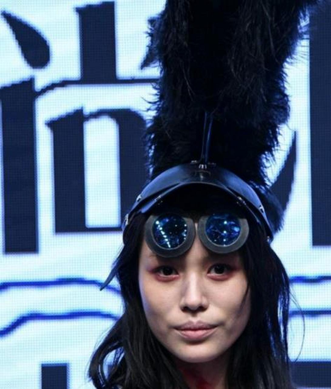 汪峰前妻葛荟婕辣眼走秀,脖子成亮点,网友:章子怡瞬间小仙女了