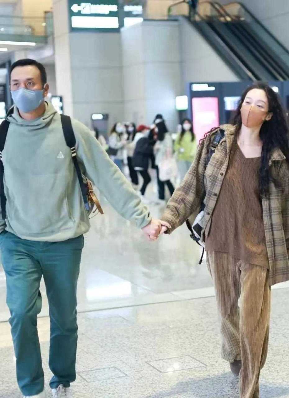 黄觉和妻子麦子现身虹桥机场,两人紧紧相贴,牵手前行,恩爱又甜蜜!