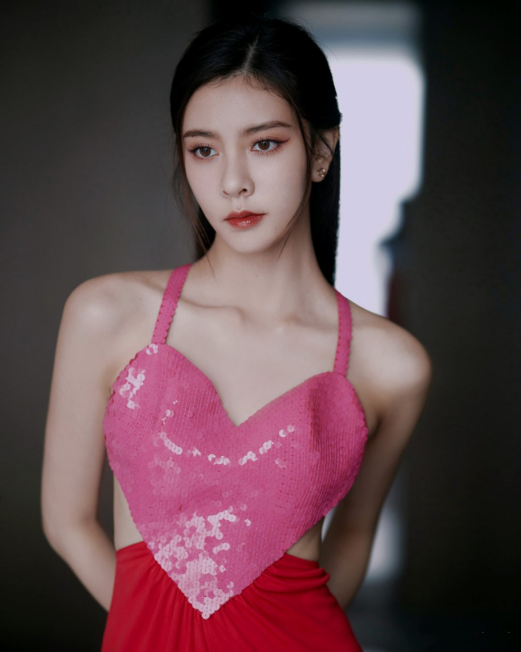 宋妍霏的粉红色肚兜,看起来确实很时尚,但现在还有人这么穿么?