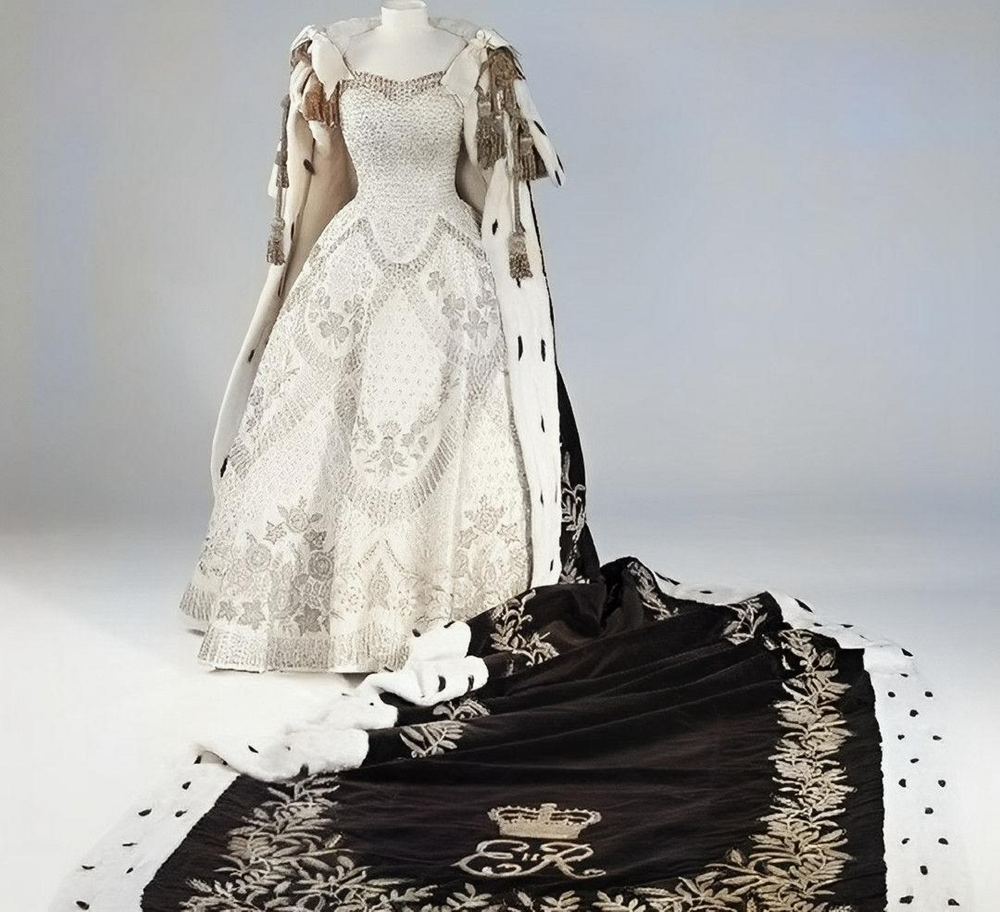 她不值得1953年,伊丽莎白二世·女王穿着一件紫色天鹅绒长袍,上面绣有