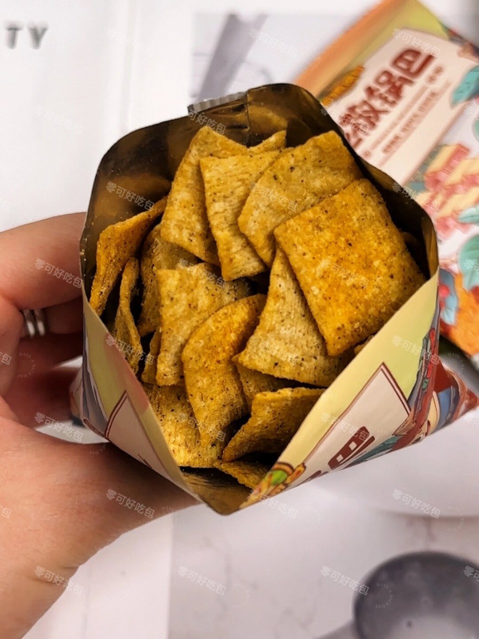 好吃到停不下来的花椒锅巴 又薄又脆,花椒味浓郁,每一片都裹满了料