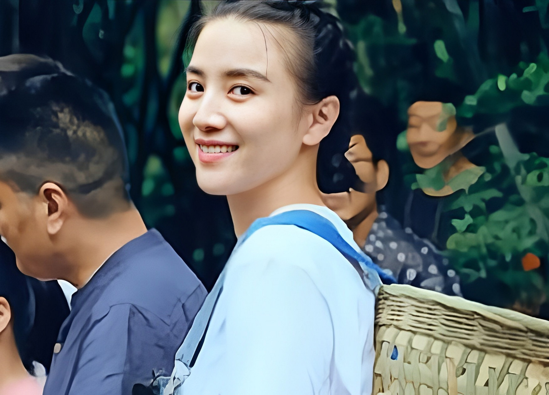 2007年,小宋佳和张黎一起离开公寓的照片被流出,小宋佳回应"都是胡说