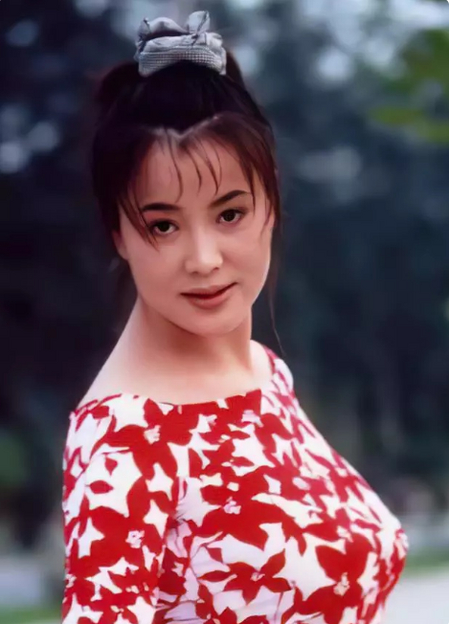 照片中是演员于小慧,出生于1965年12月,辽宁省丹东市人.