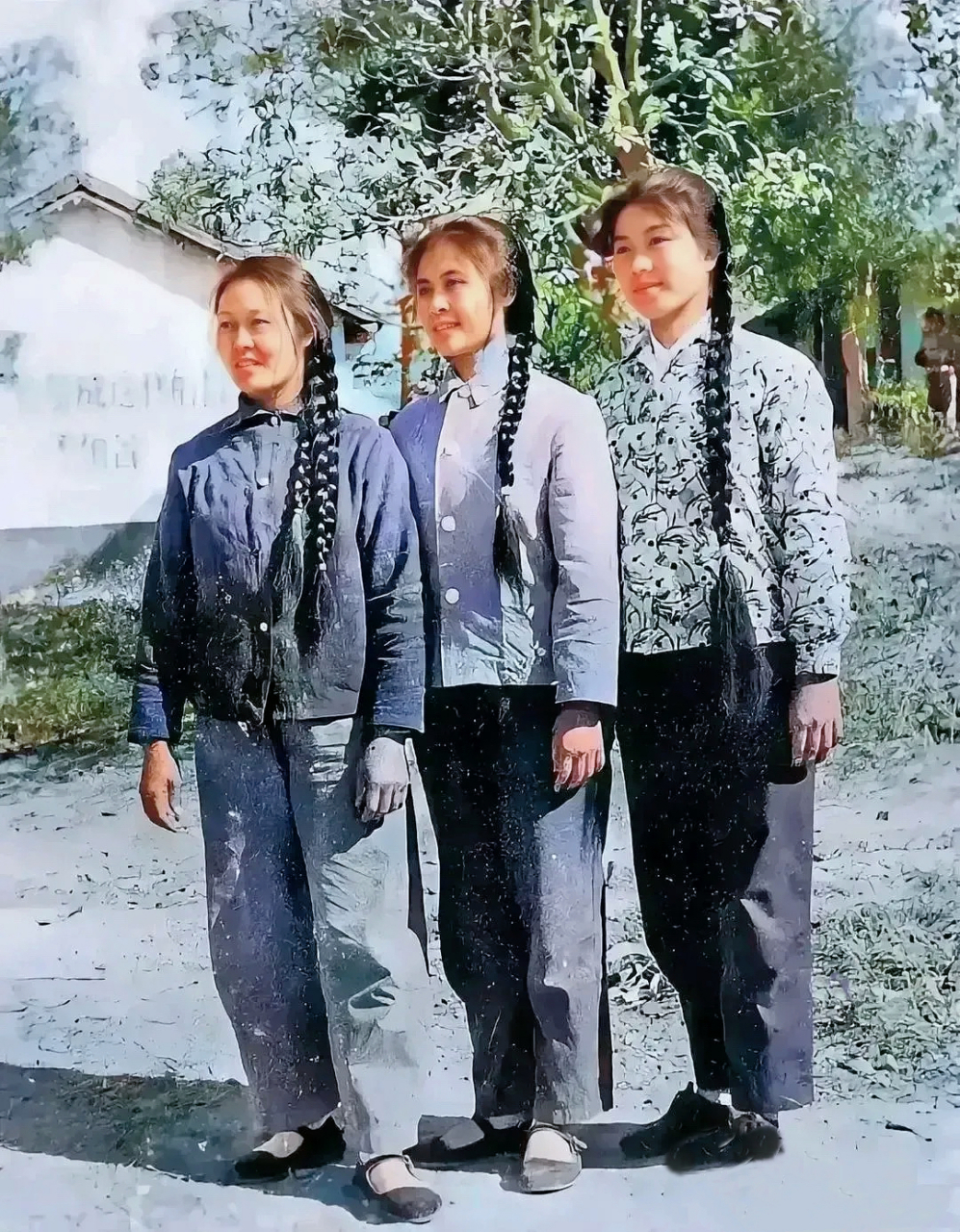 她们穿着朴素的服装,站立得笔直,眉目如画,笑容甜美,虽未施粉黛,但