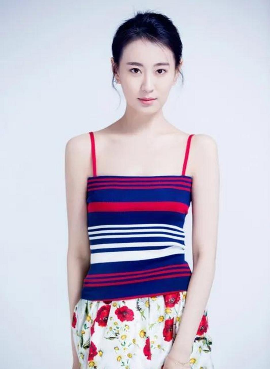 王乐君不仅仅是漂亮,还很性感妩媚和优雅