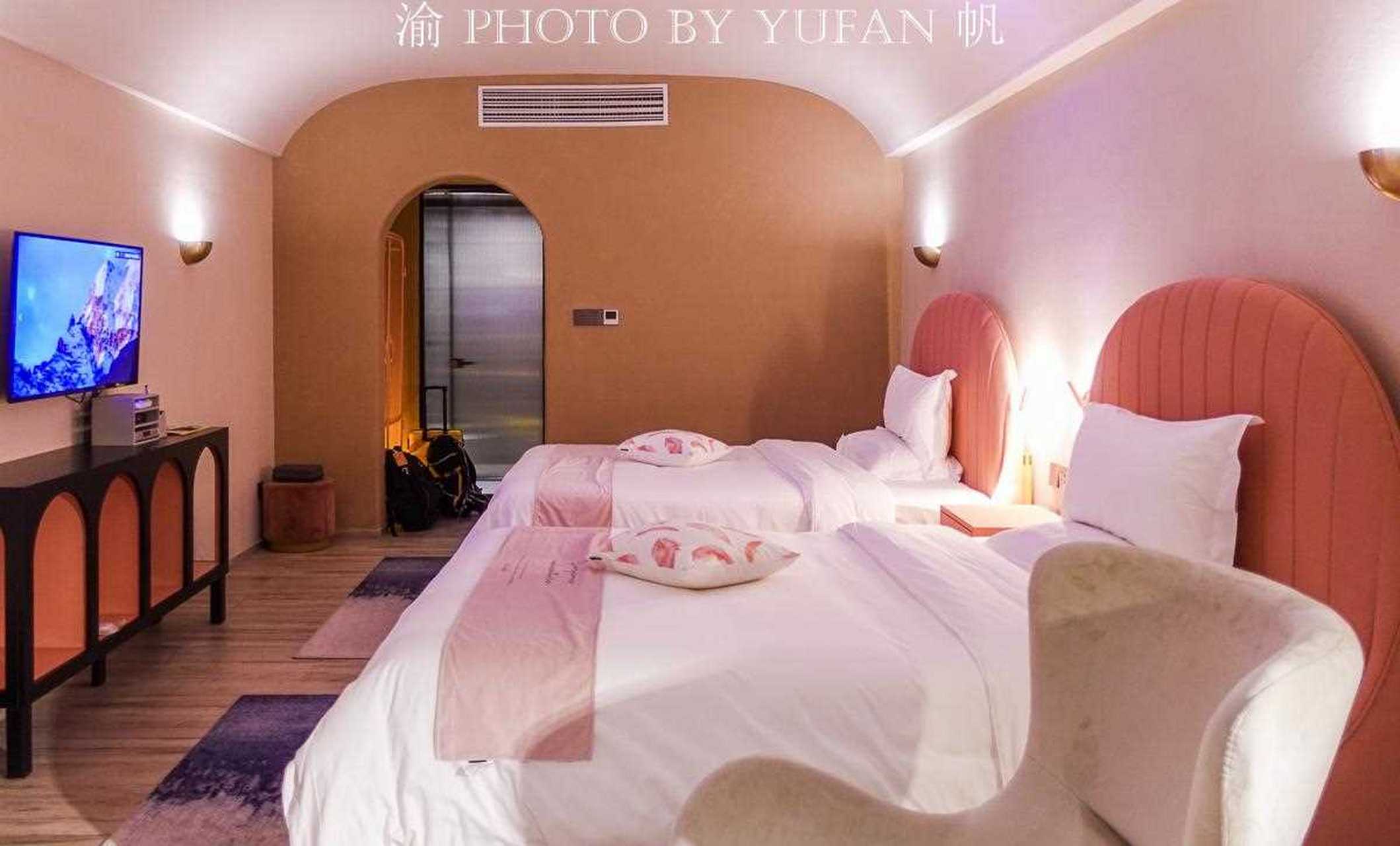 初到清远,入住一家非特有特色的酒店——古龙酒店,里面的装饰极具个性