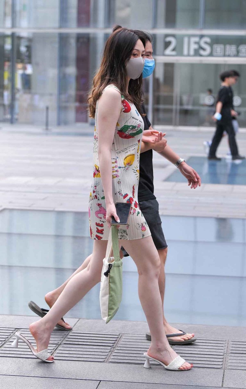 凉拖花短裙美女