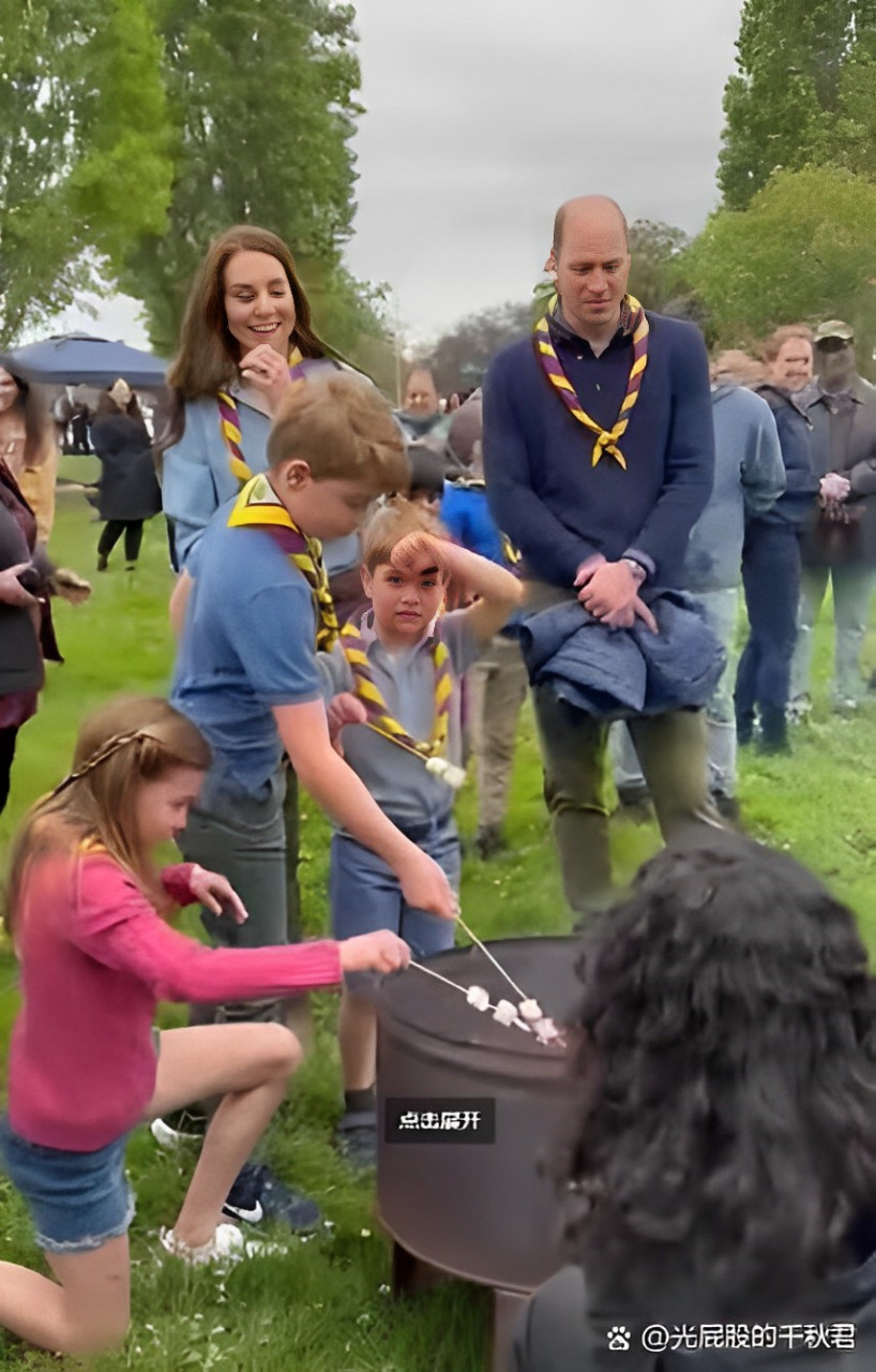 凯特带着乔治,夏洛特,路易烤棉花糖吃,他就在一边儿看着,估计口水都流
