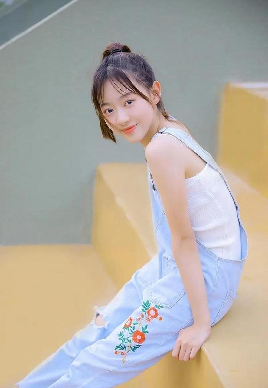 单马尾女孩牛仔背带裤室外写真