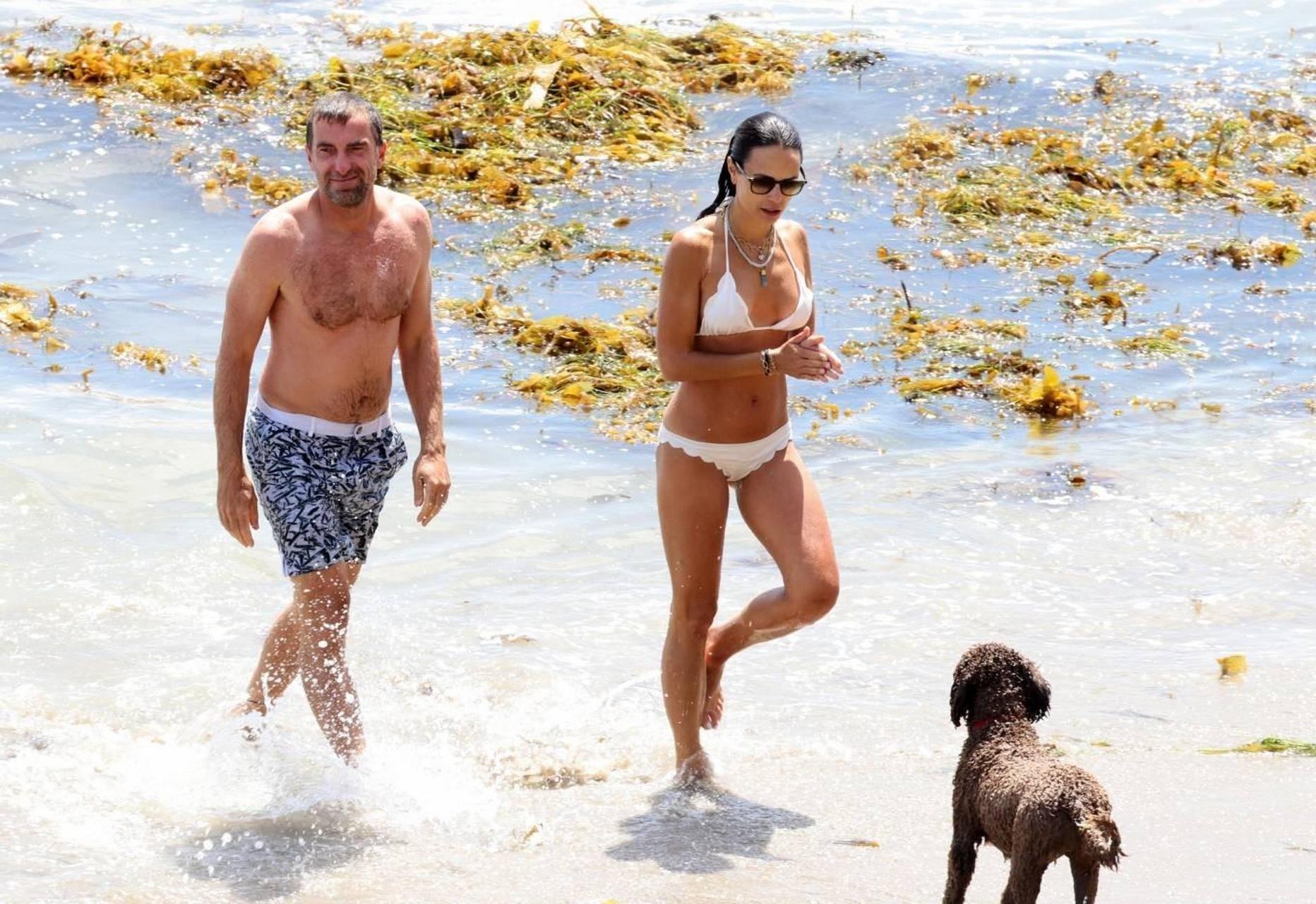 "速激女"乔丹娜·布鲁斯特,白色比基尼,身材匀称,性感迷人