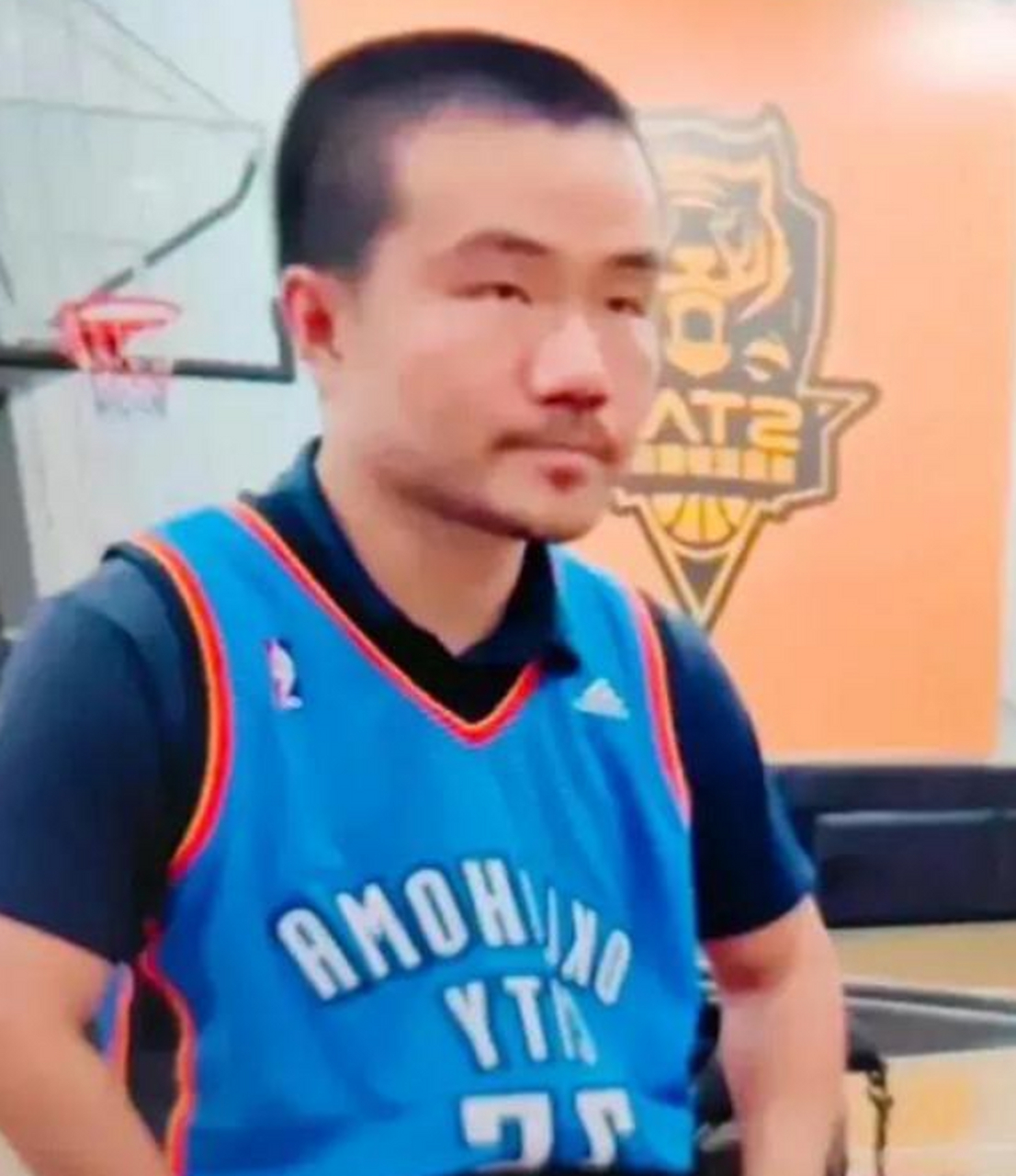 在这场备受瞩目的篮球比赛中,柯凡和徐静雨的五局对抗,让人们目睹了