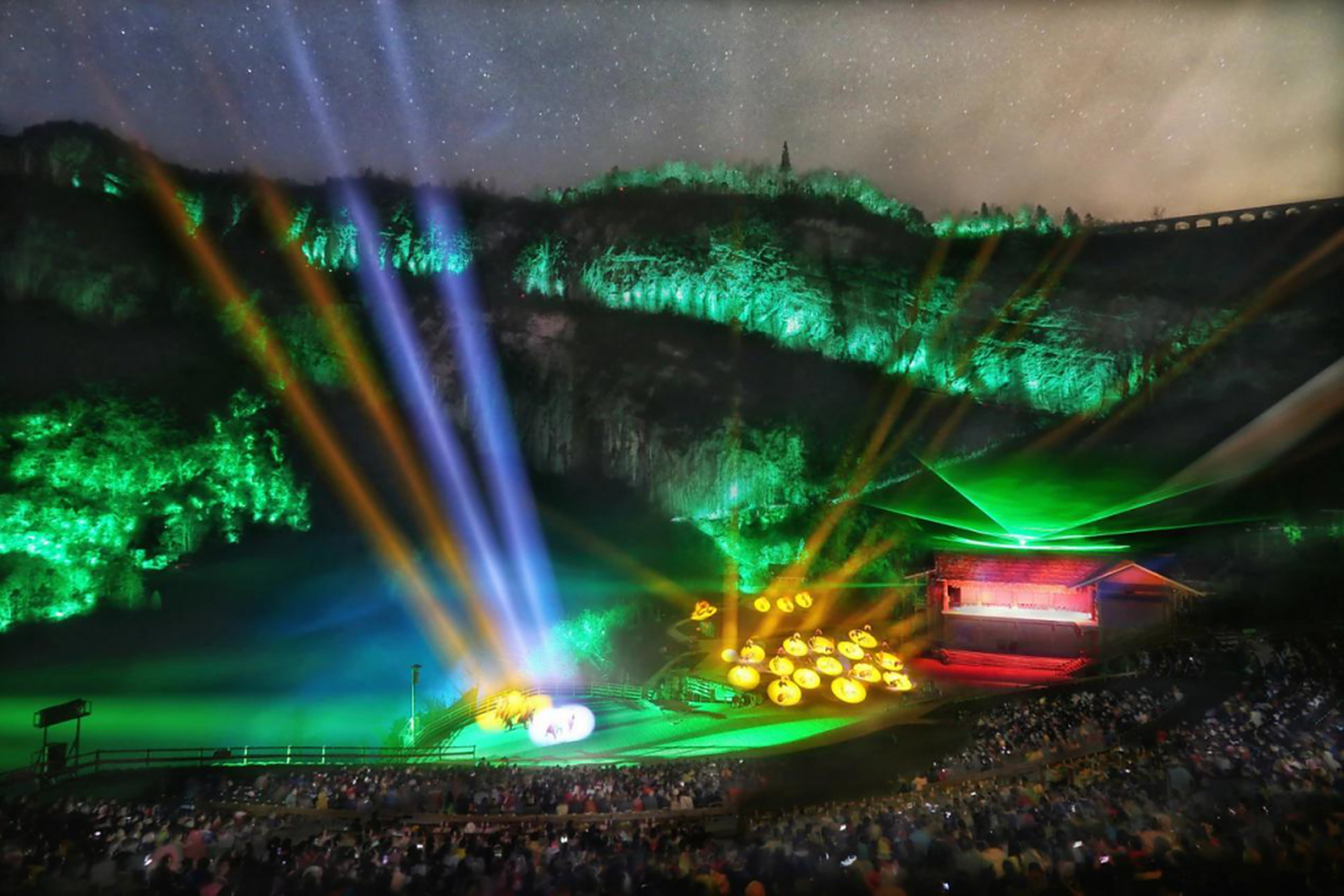 印象武隆:全程演出灯光采用的是效果绝佳的3d灯光,同时在剧中是以川 