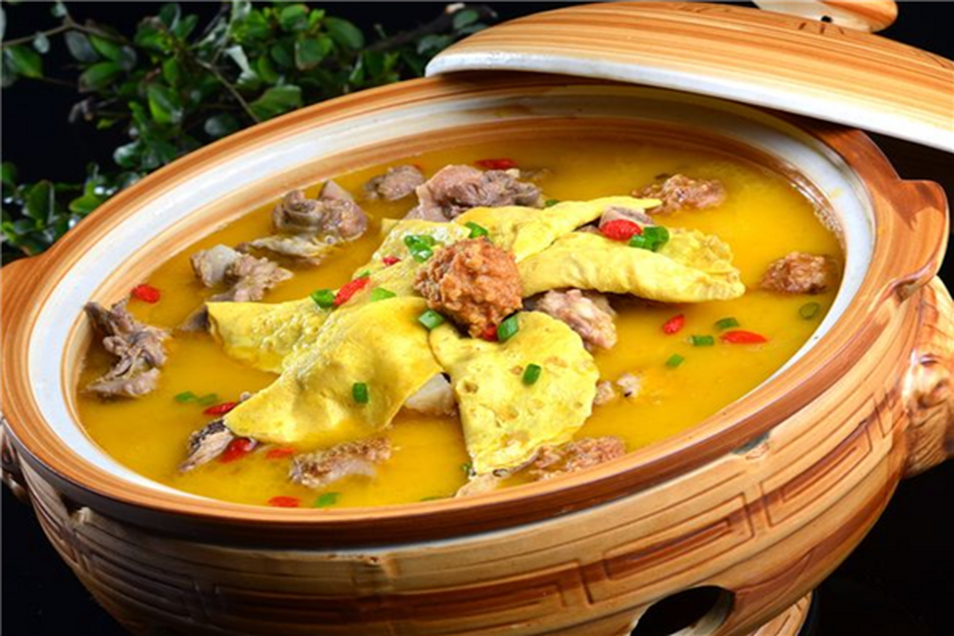 紫阳蒸盆子 高汤大肉,紫阳蒸盆子的历史可以追溯到汉朝时期,是陕北