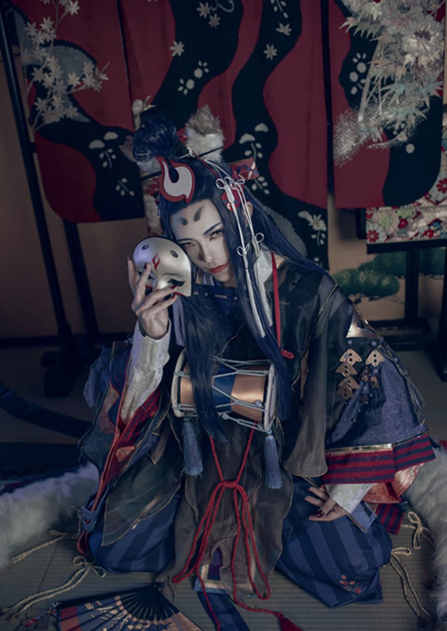 作为一只白面金毛九尾狐,他默默承受着人类的敌意,就像二维人有时要