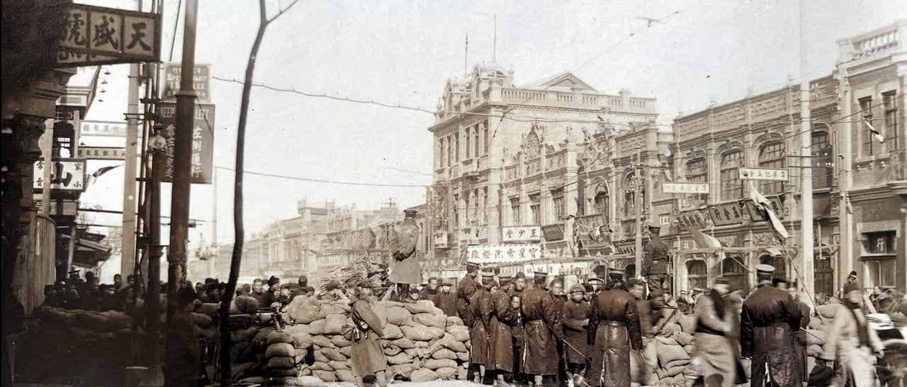 20世纪20年代军阀混战期间,天津旭街山难民在日租界接受日本驻军士兵