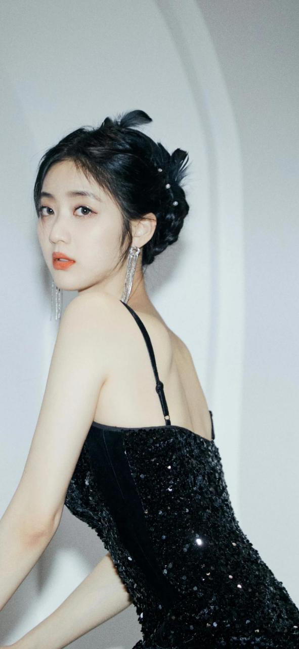 戚砚笛黑色吊带裙甜美壁纸写真图集.