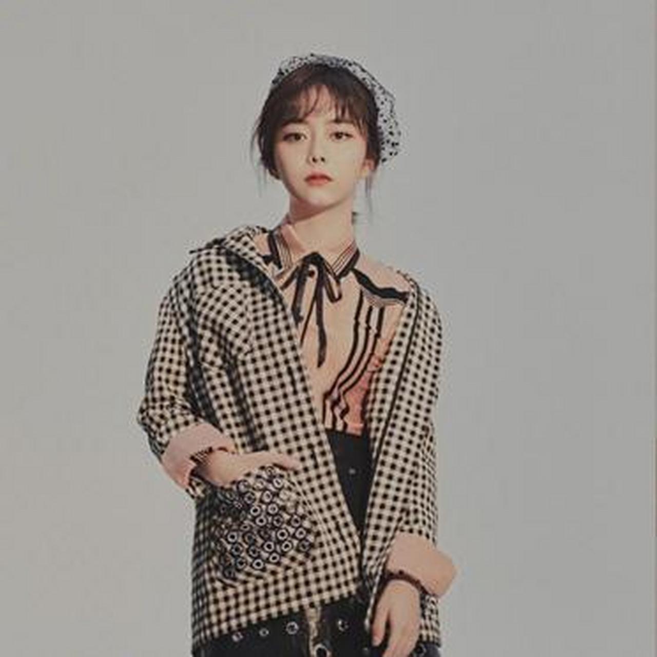 谭松韵最新写真,格子西装外套搭配黑色皮裙,复古韵味你喜欢吗?
