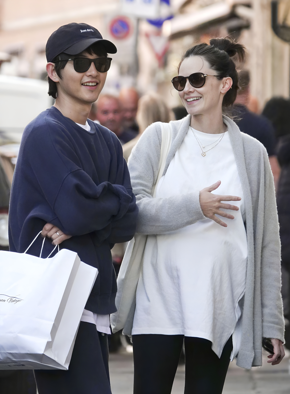 宋仲基和妻子在罗马街头手牵手逛街,女方的肚子微微隆起,两人看着惬意