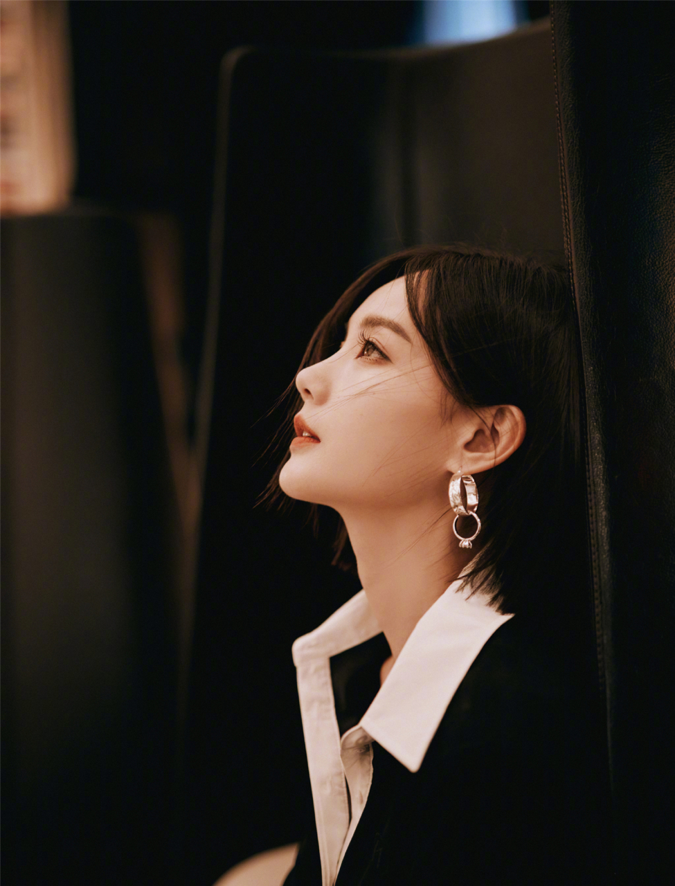 李一桐的一组写身穿,身穿黑色长裙,秀出靓丽时尚.