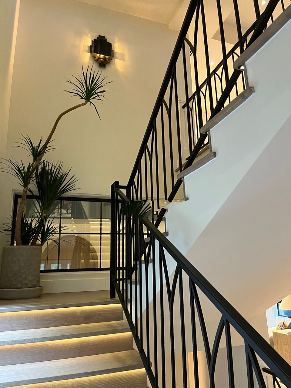 美式简美楼梯铁艺扶手栏杆别墅实木楼梯灯	"最后又去拍了下照片,软装