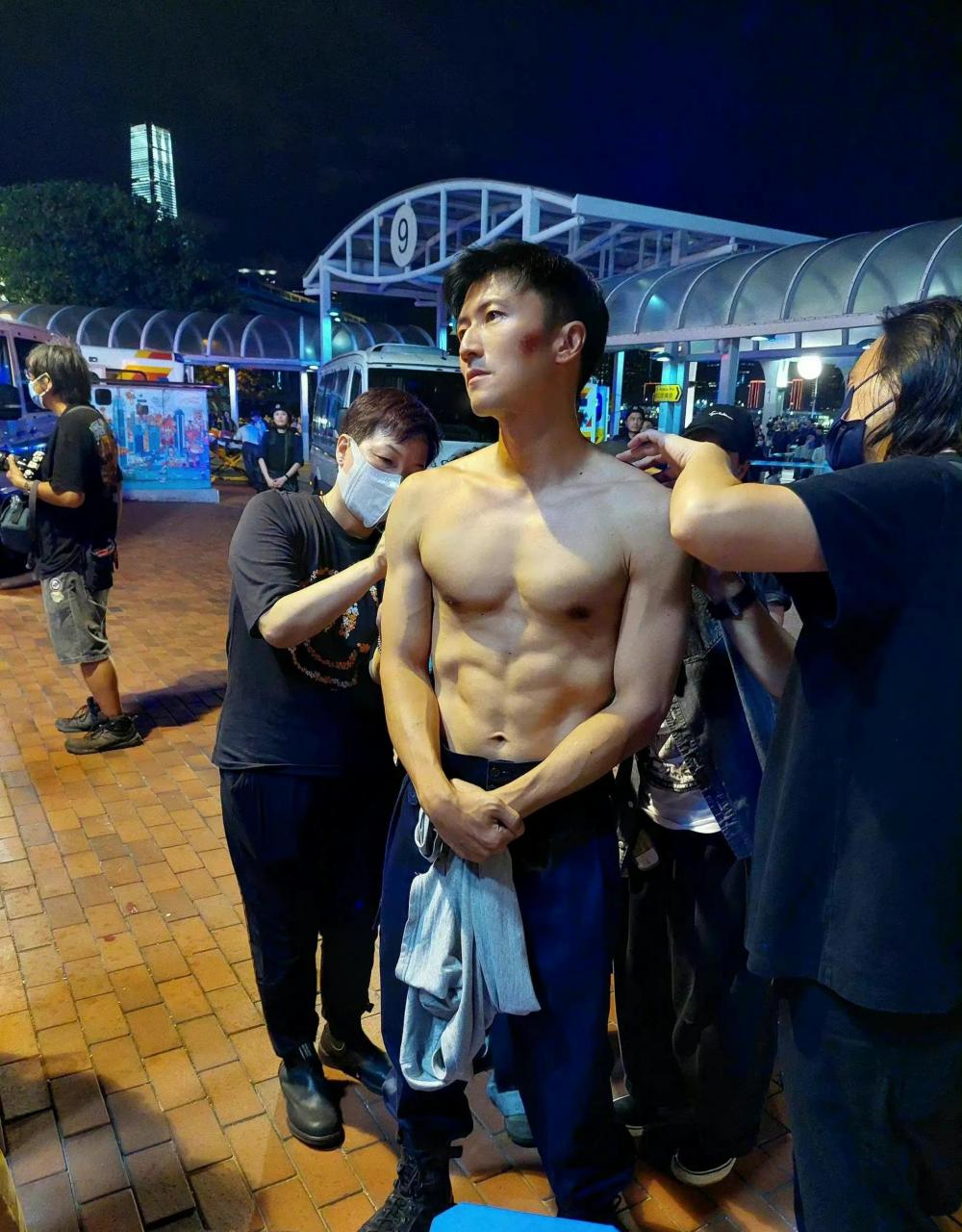 领动计划# 来看点养眼的,谢霆锋晒他的巧克力腹肌: "老板要吃巧克力