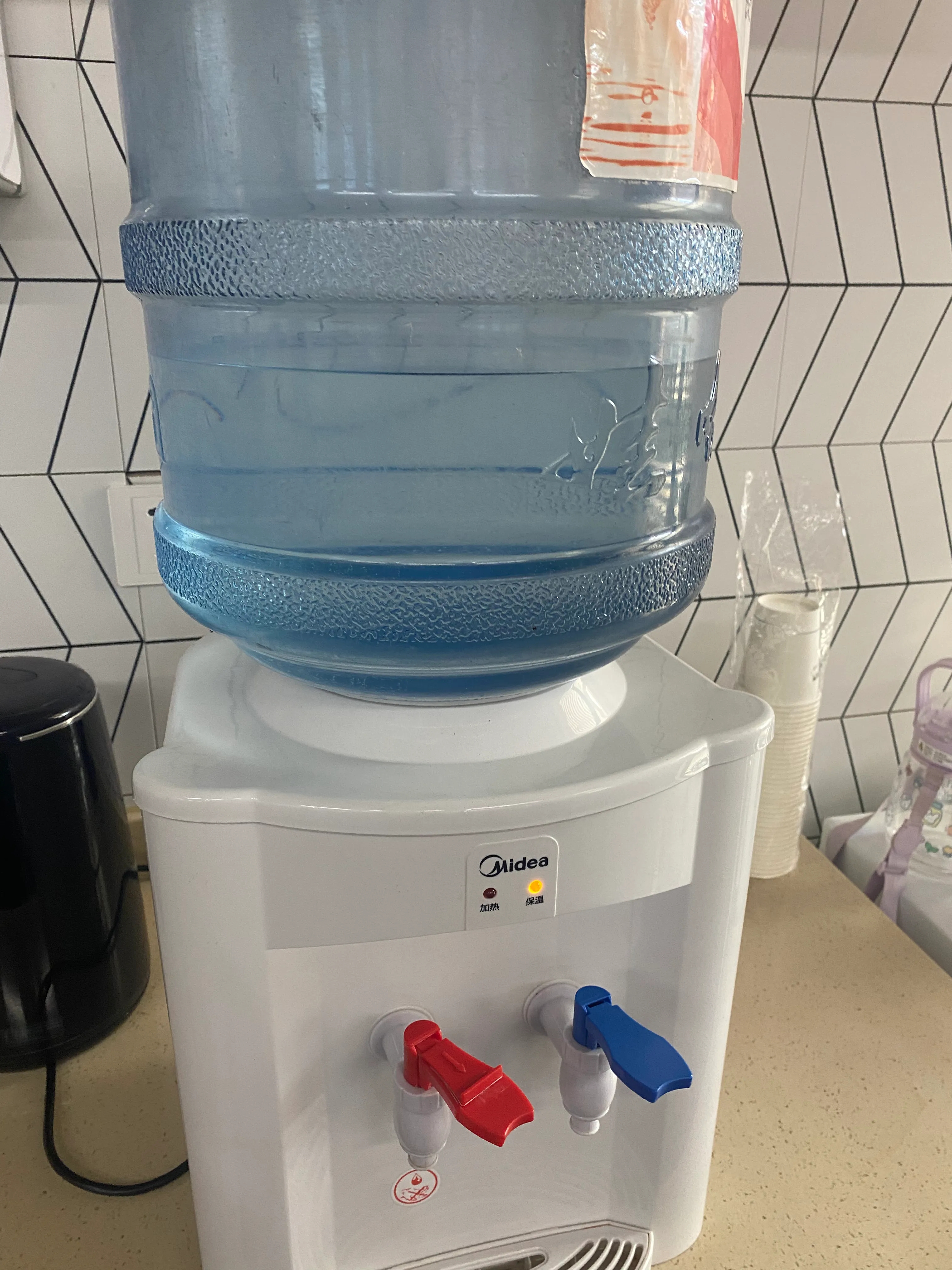 我家还在用饮水机,一直有人说,饮水机是千滚水,就是水反复烧开,润后