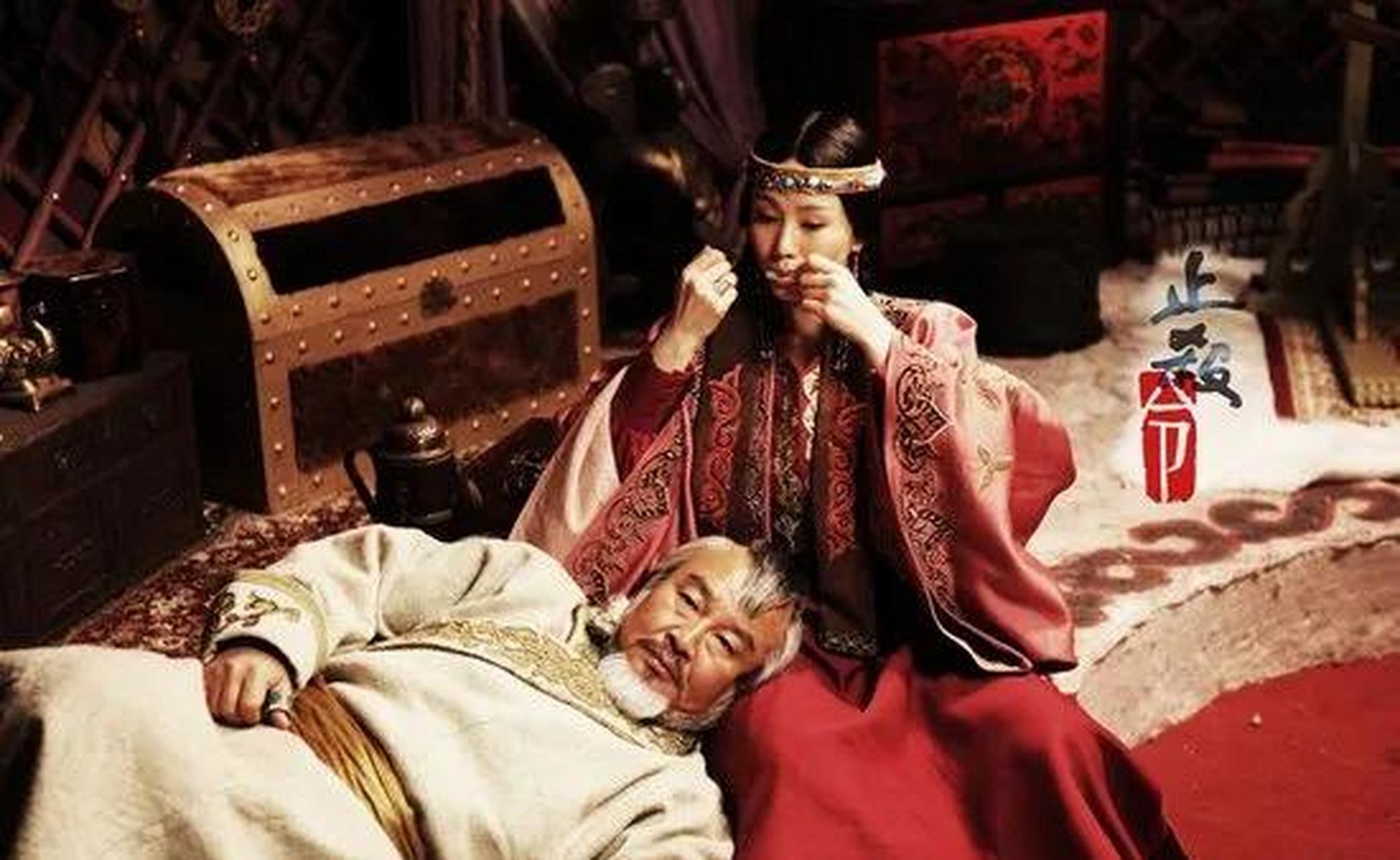 1204年,铁木真看着并肩站在面前的纳牙阿和忽兰,醋意大发.