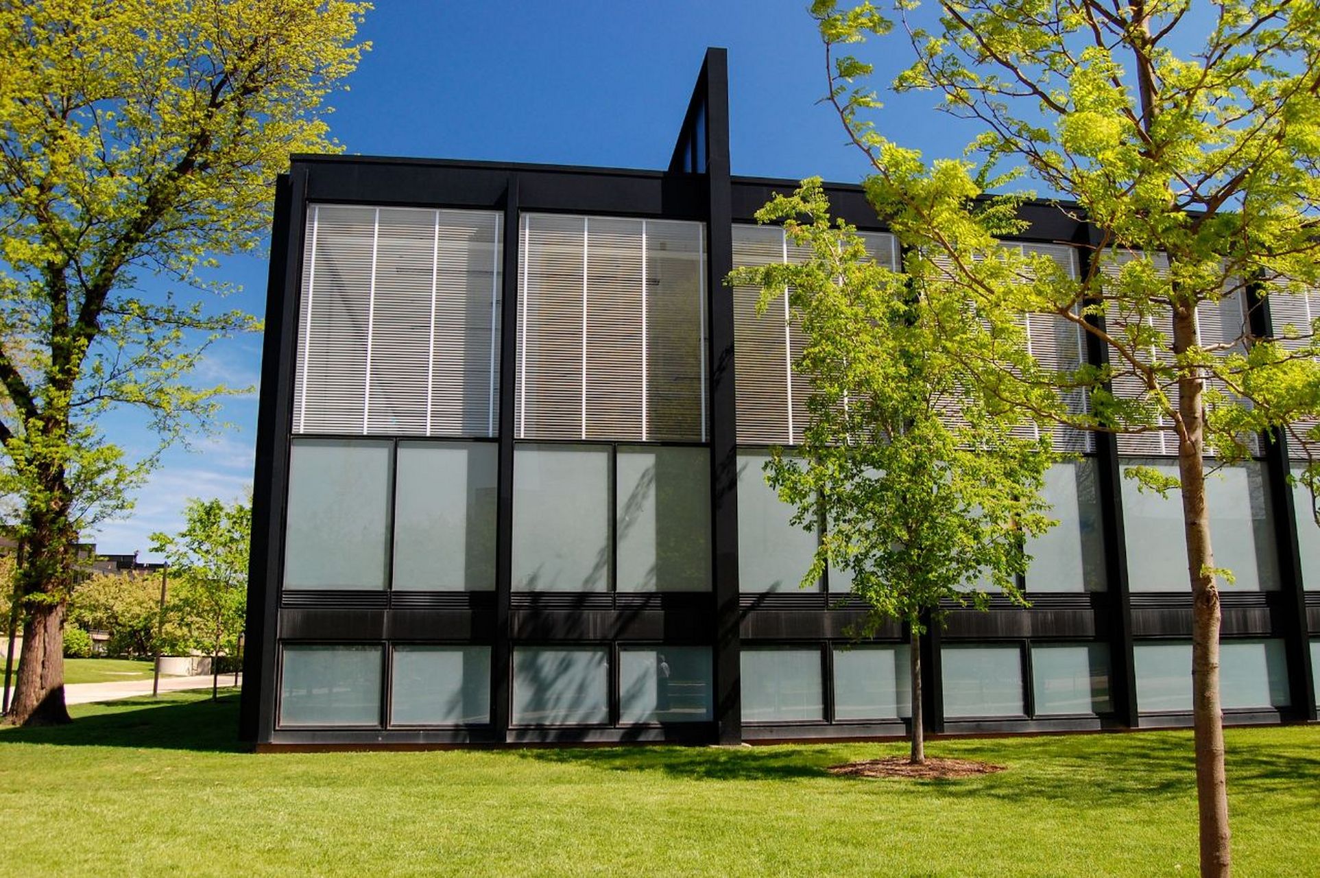 密斯·凡·德罗是艺术和结构的高级玩家 克朗楼之所以如此重要,有几个