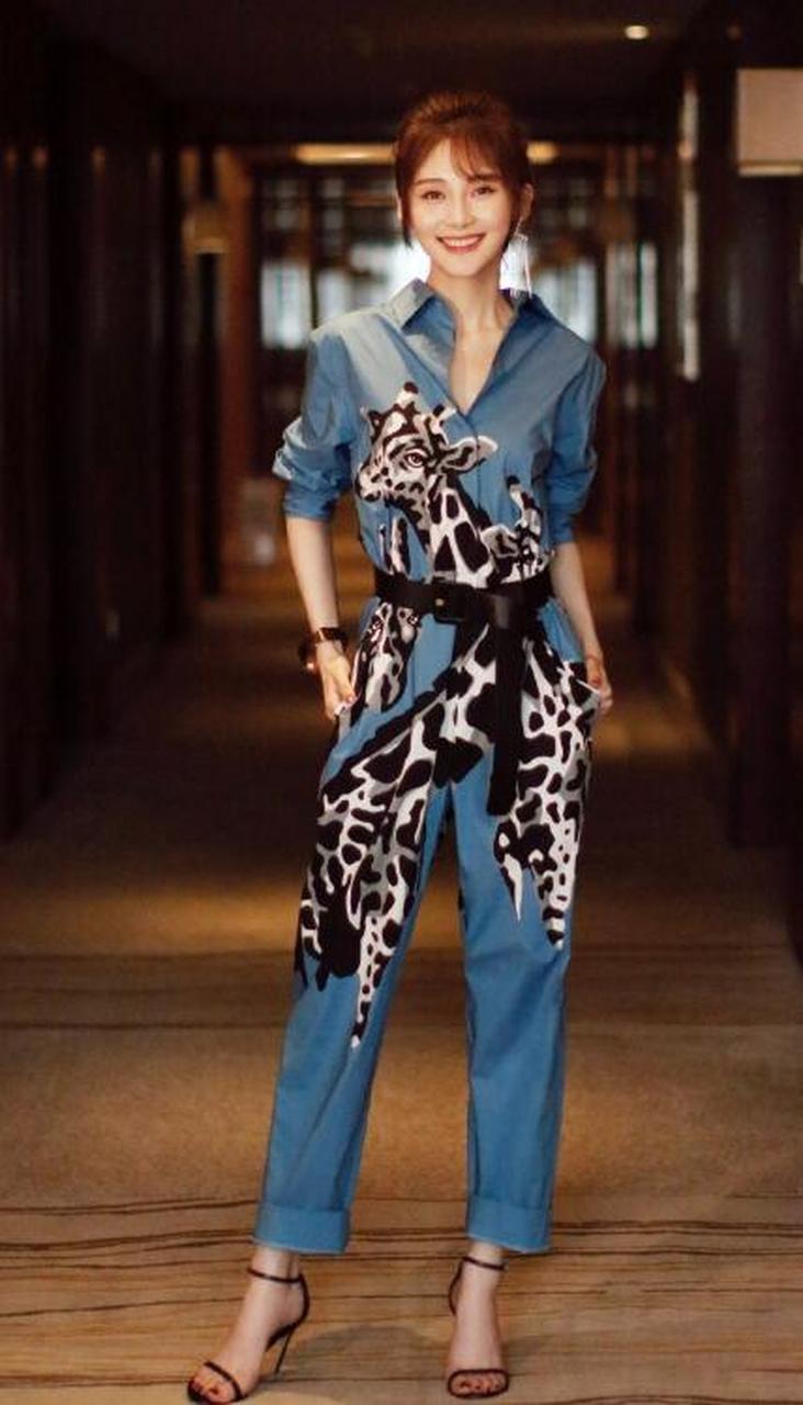 路晨,牛仔裤配高跟凉鞋元气满满 .