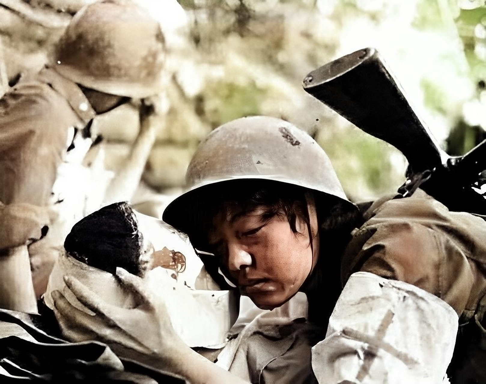 一个解放军士兵在越南山被炮弹击中头部.