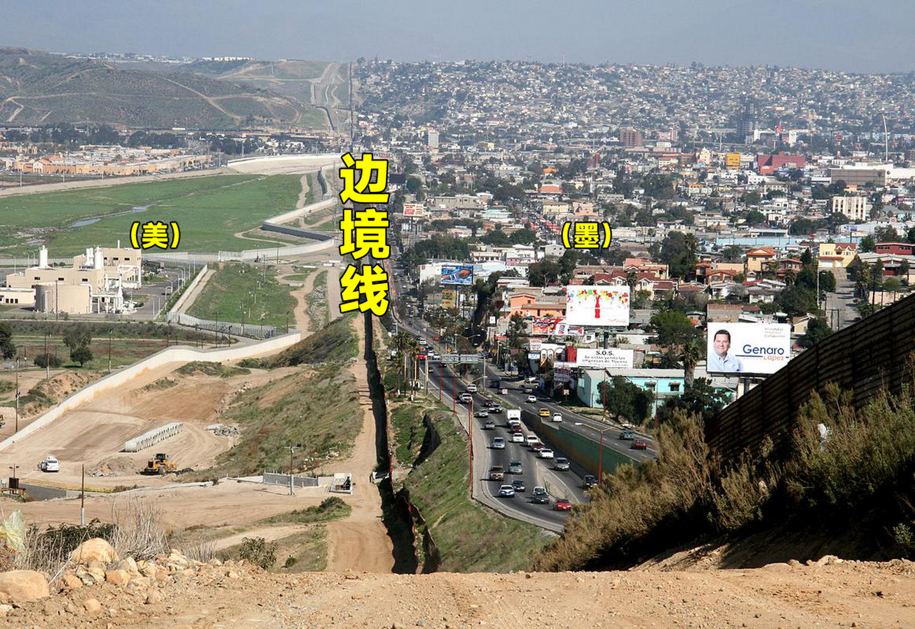 印象中的美墨边境,美国这边由于是边境,一片荒芜;墨西哥这边的城市