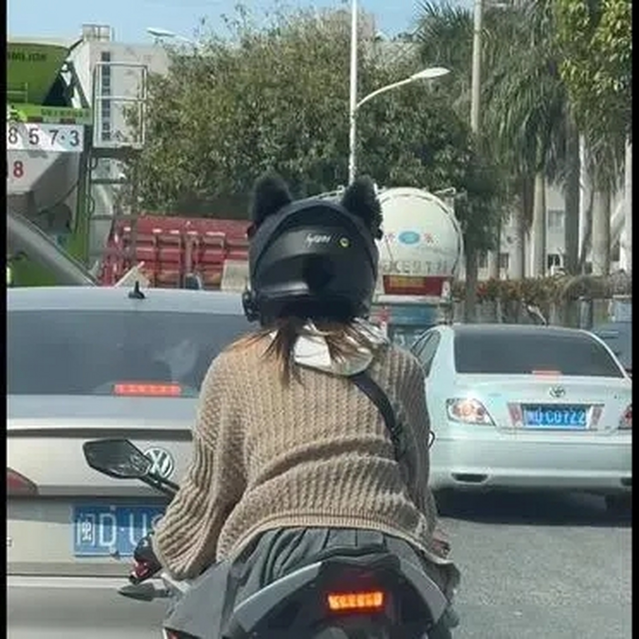 为啥现在的女生都喜欢骑这么高的摩托车,遇红灯时摇摇晃晃感觉不安全.