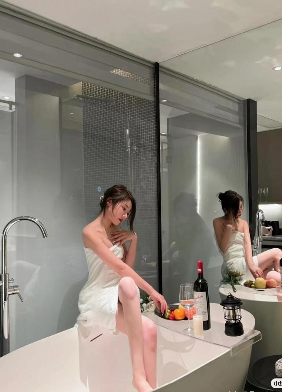 心情不好的时候就只想一个人安安静静的泡个澡,喝