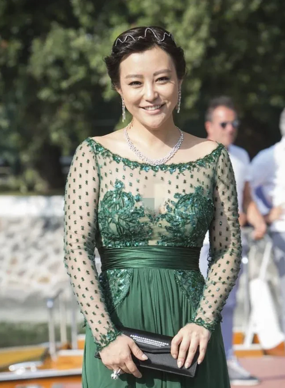 44岁赵薇同框41岁郝蕾!网友:都是成熟辣妈,气质差距一目了然!