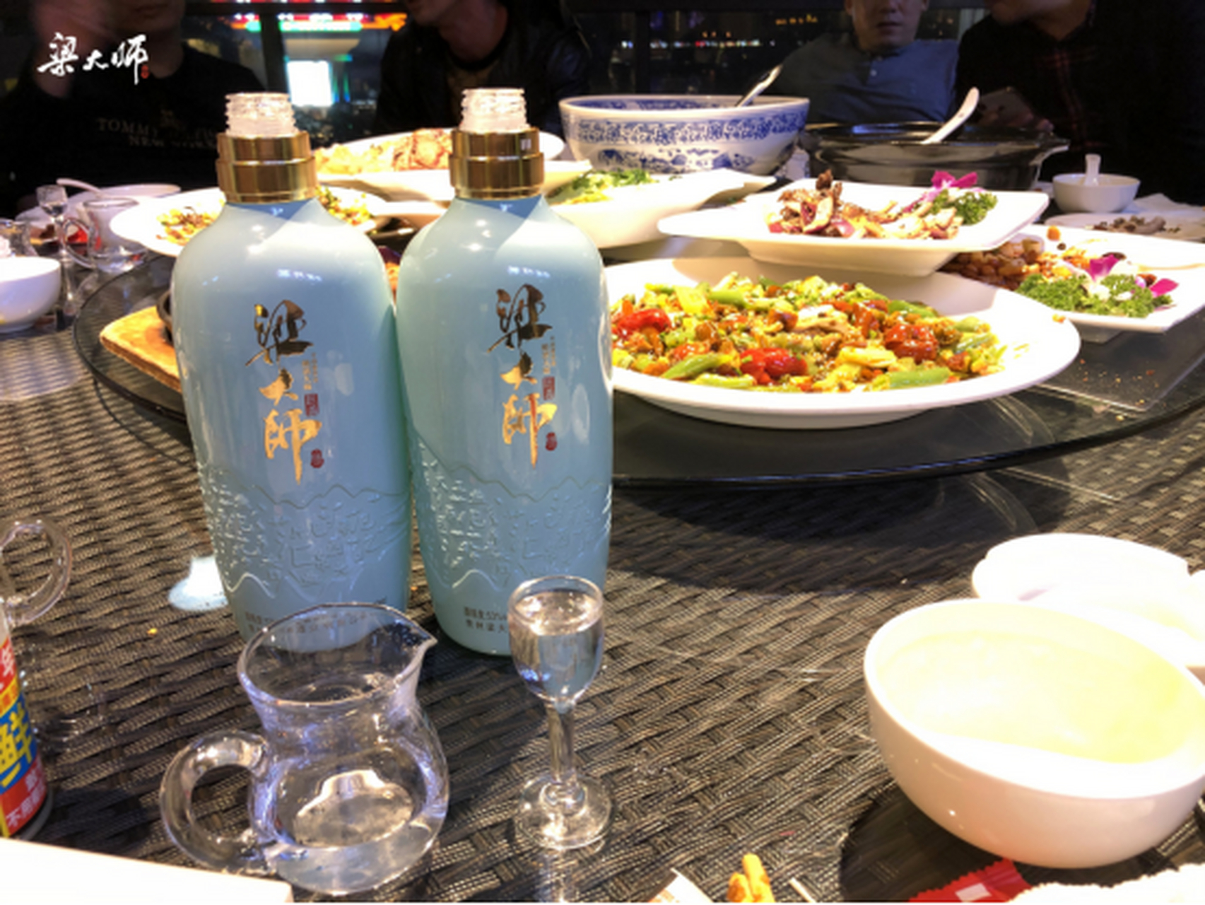 交際應酬,烘托氣氛,無需多言 一杯酒便能拉近彼此的距離