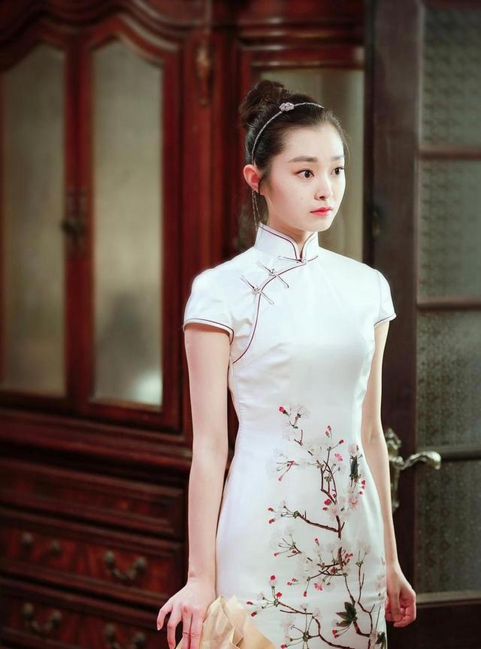 打开《小楼又东风》的剧照,真的几乎全是各式各样的旗袍造型,但是旗袍