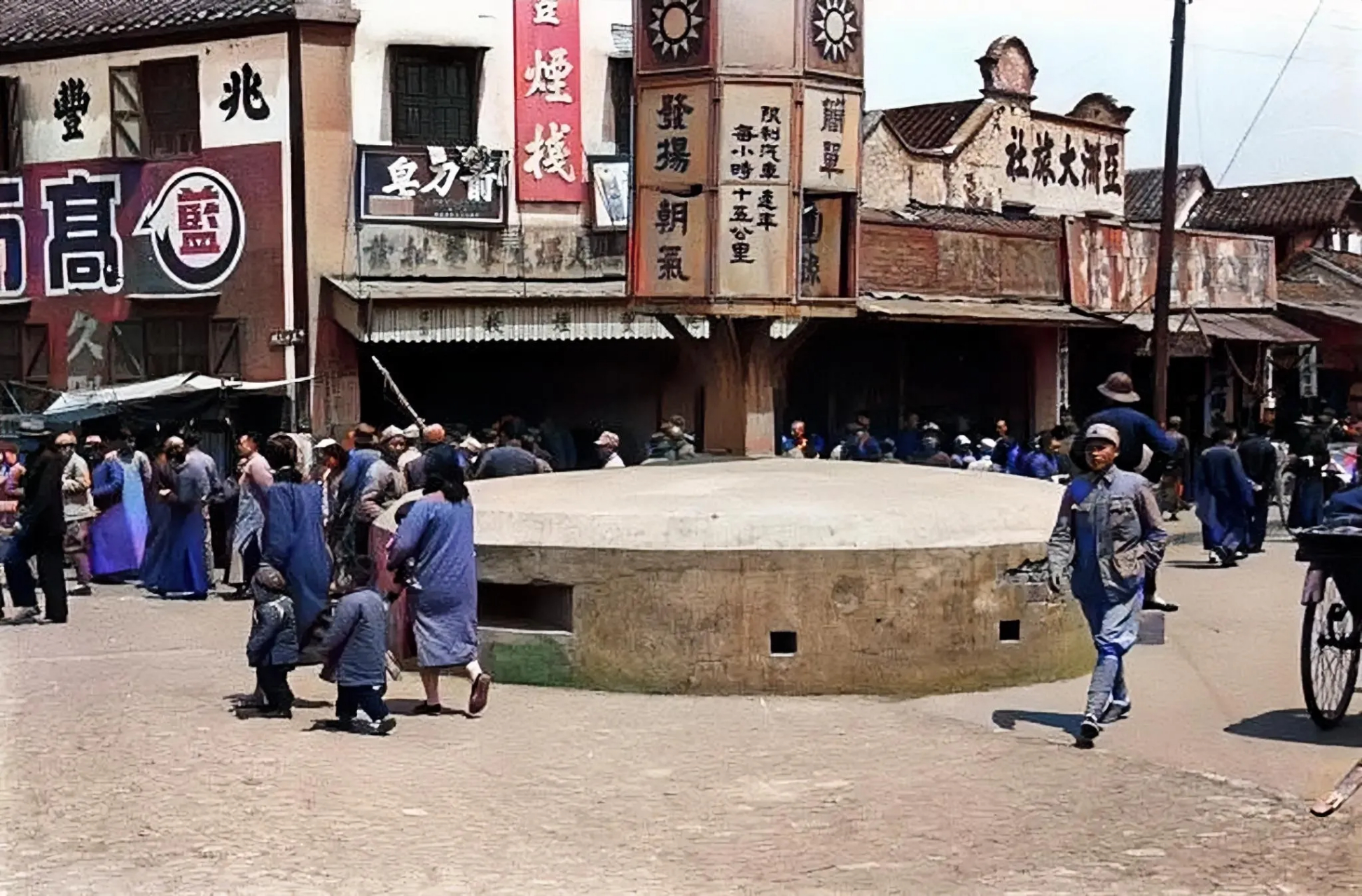 这是1937年的重庆街头,当时虽然处于抗战时期,但街头依然繁华,逛街的