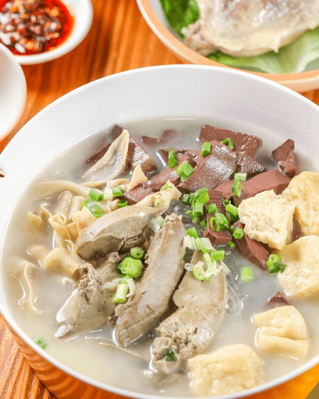 【今日美食推荐】 南京鸭血粉丝汤,是一道南北皆宜的美食,味道鲜香