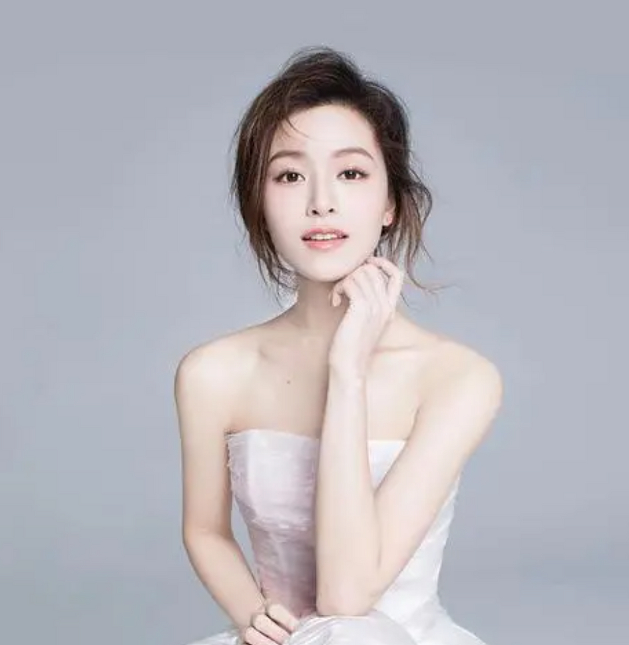 港星文咏珊上海挤地铁,全身奢牌超5万,素颜疲惫富豪老公未现身.