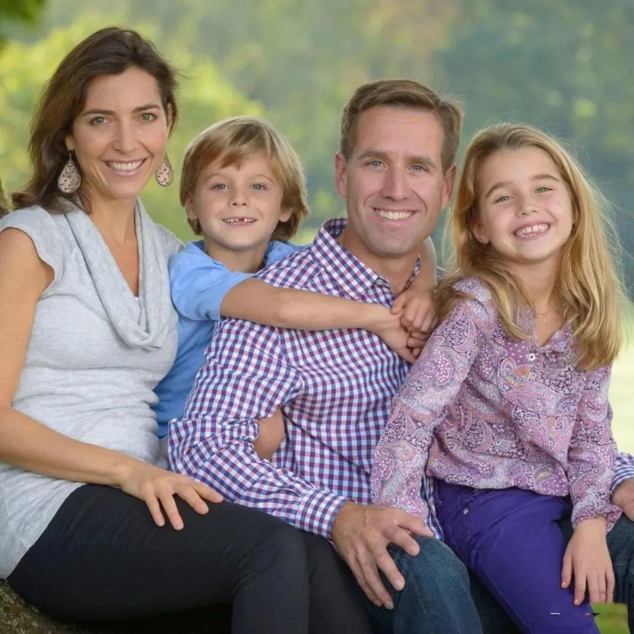 拜登大儿子拜登·博与家人的亲密合影,拜登·博是老拜登的骄傲,他从宾