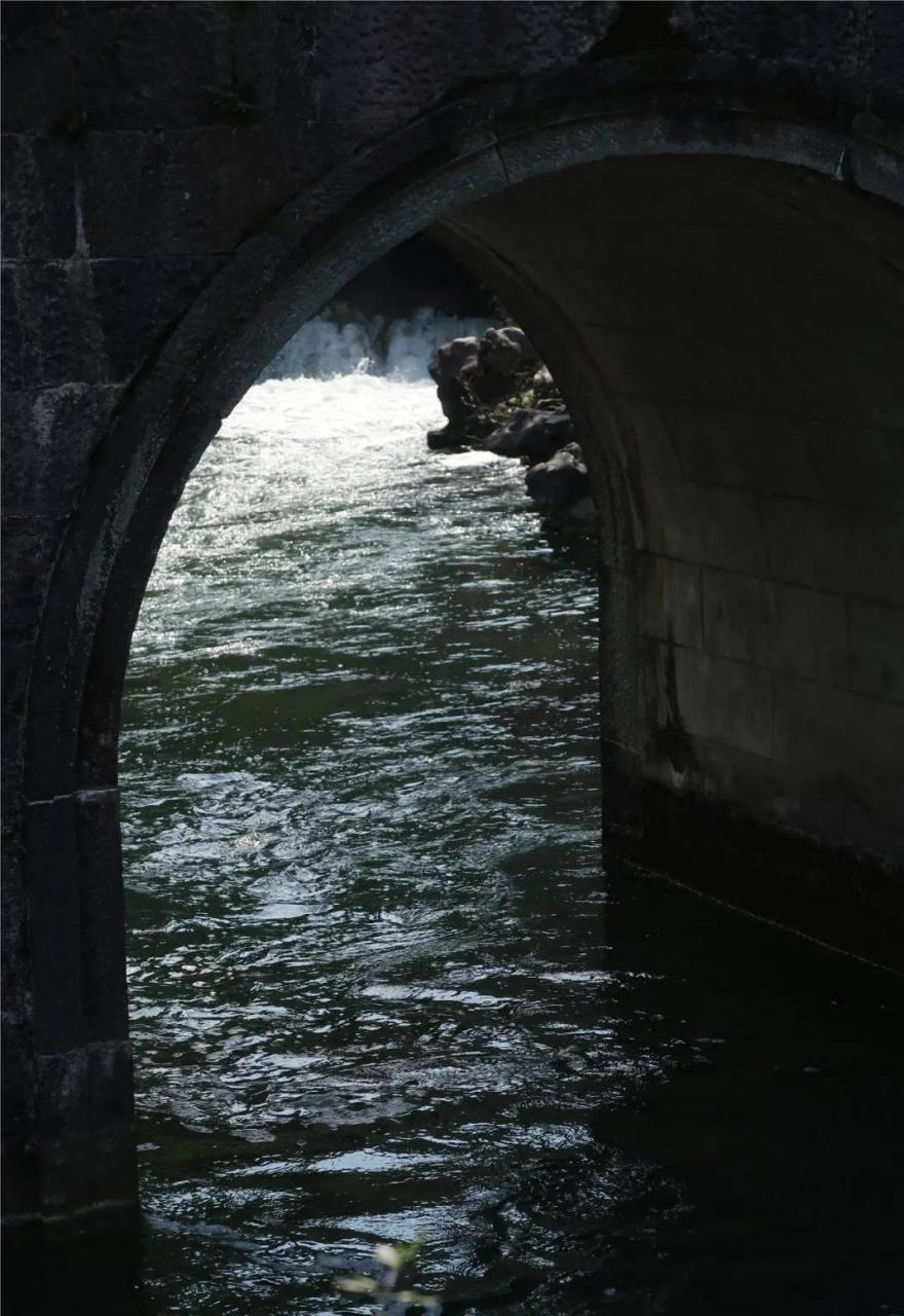 在晚清时期,有一个女子遭受了罕见的"墩锁刑罚"!