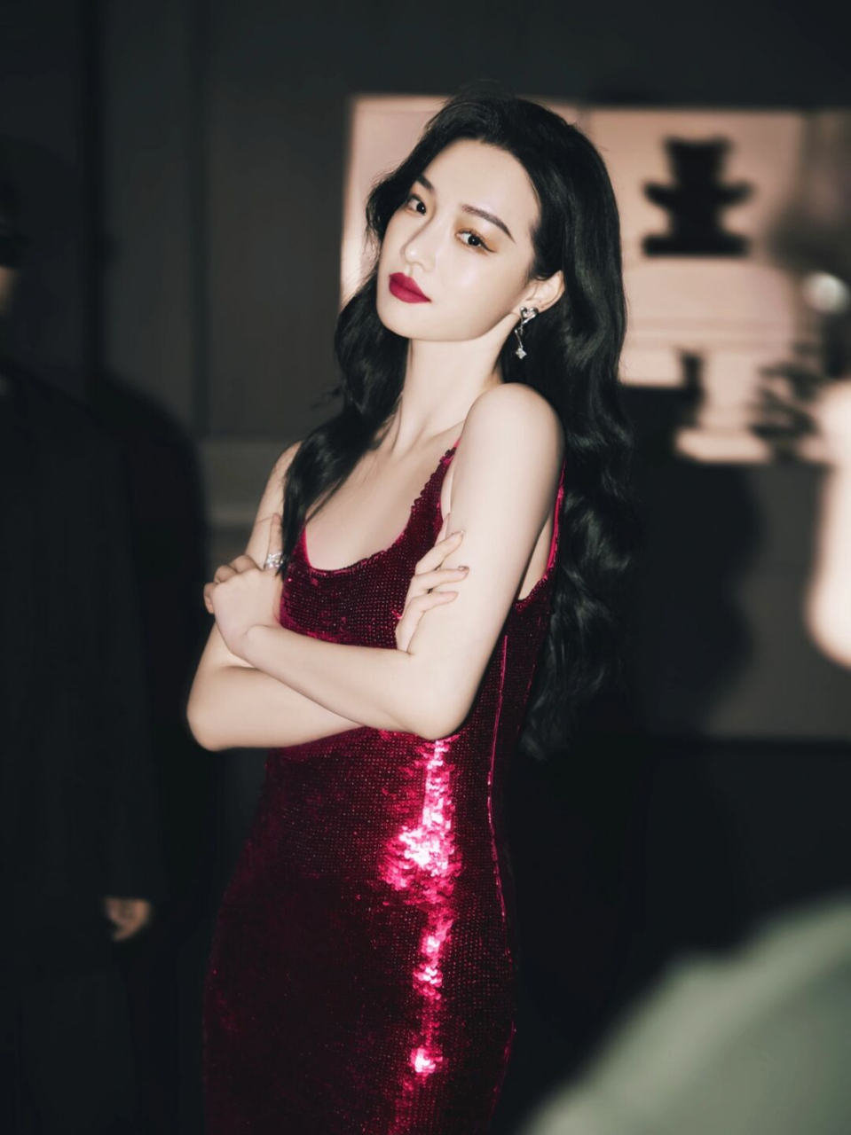 倪妮红裙魅力四射,惊艳街头风采  穿着雨中红色亮片裙,仿佛回到了90