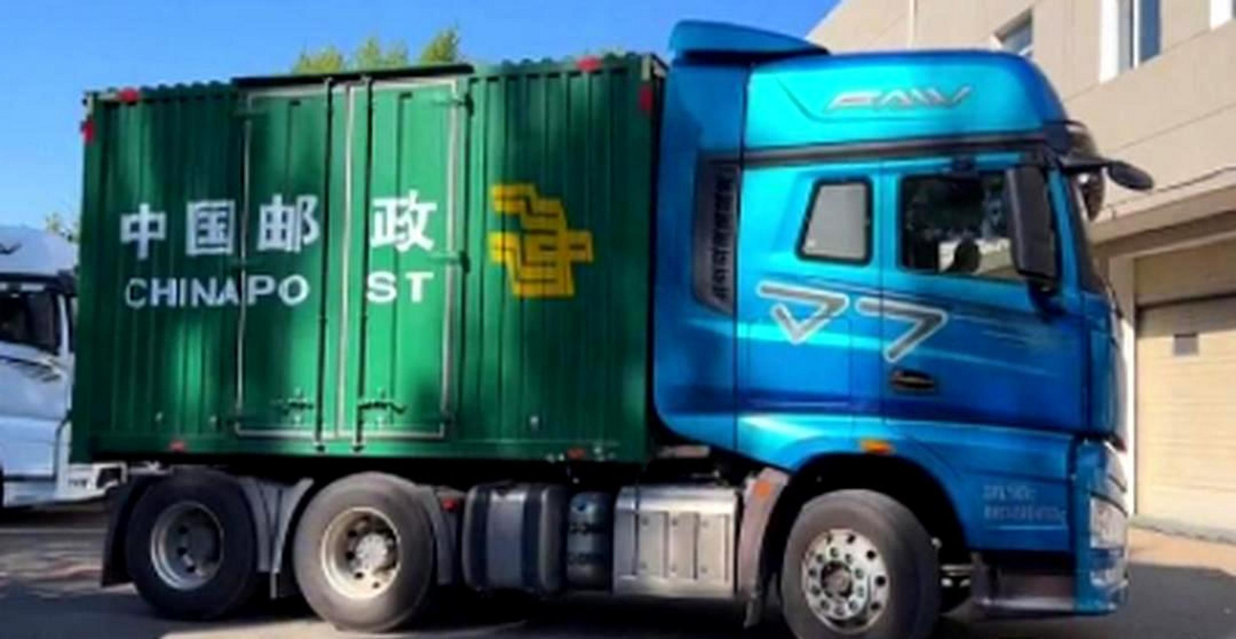 中国邮政的快递车外观有些奇特.