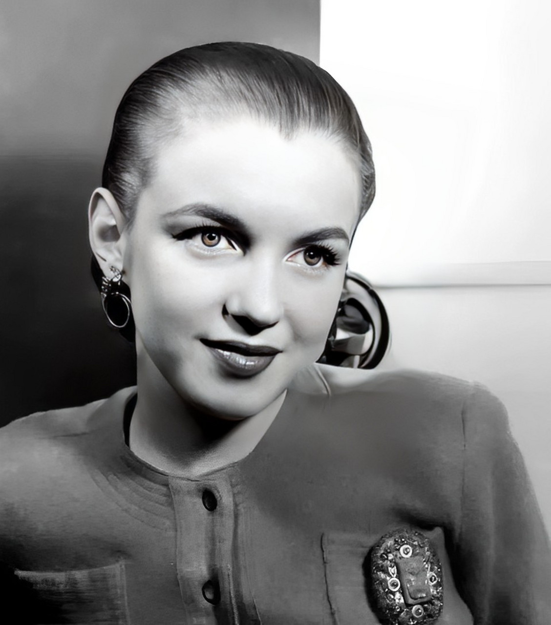 玛丽莲梦露罕见大背头造型留影.