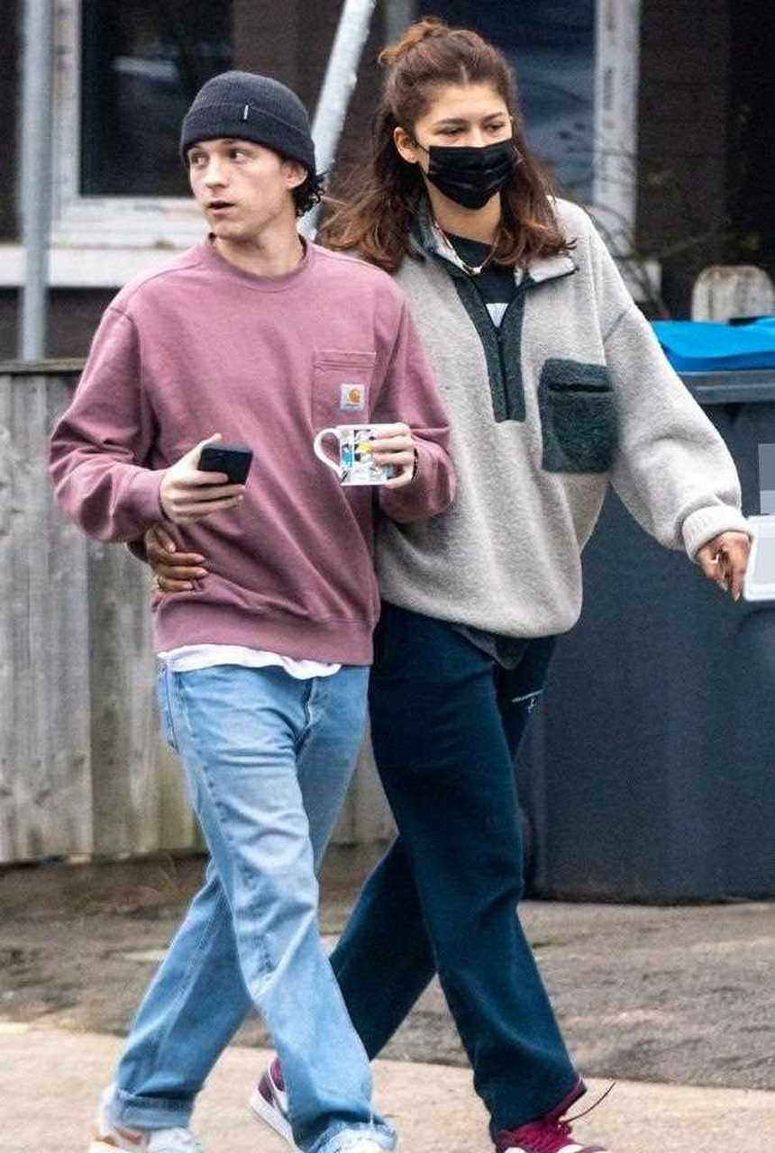 zendaya在访问英国期间与男友tom holland亲密接触 zendaya 和 tom
