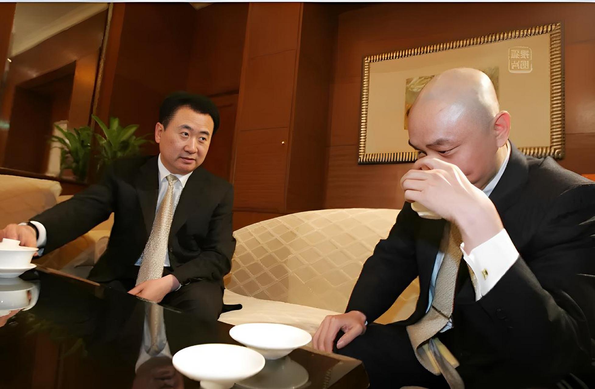 他和王健林坐在一起品茶谈话,黄光裕安静地听着王健林讲话,而王健林