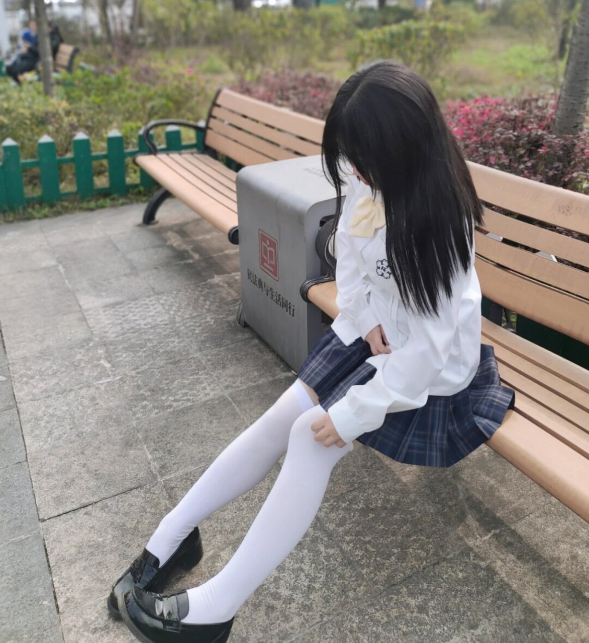 白色过膝袜搭配jk格裙和白衬衫  白色过膝袜搭配jk格裙和白衬衫,展现