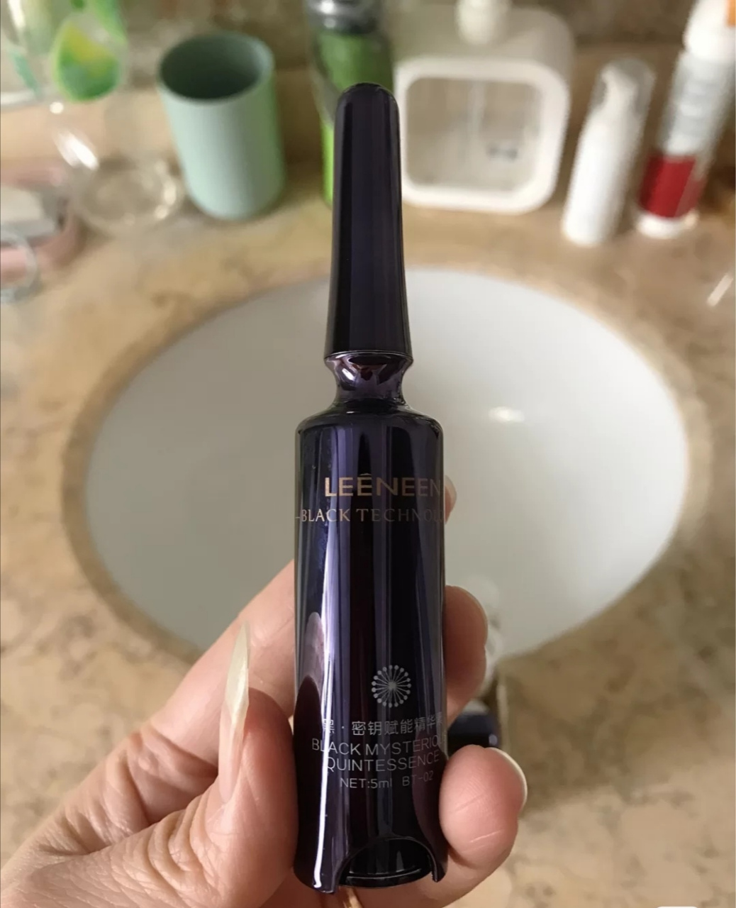 膜丽修颜精华液,它是我用蕾琳的第一套精华买它也是因为自己是易过敏