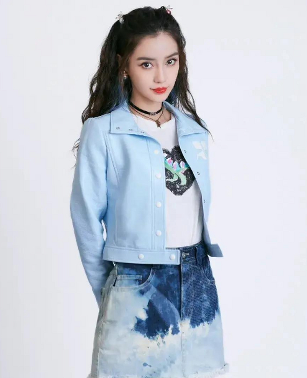 angelababy身穿蓝色牛仔套装好青春靓丽