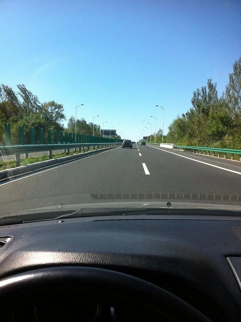 五一放假和家人约好出去自驾游,开车上高速一小时领导就打电话喊我去